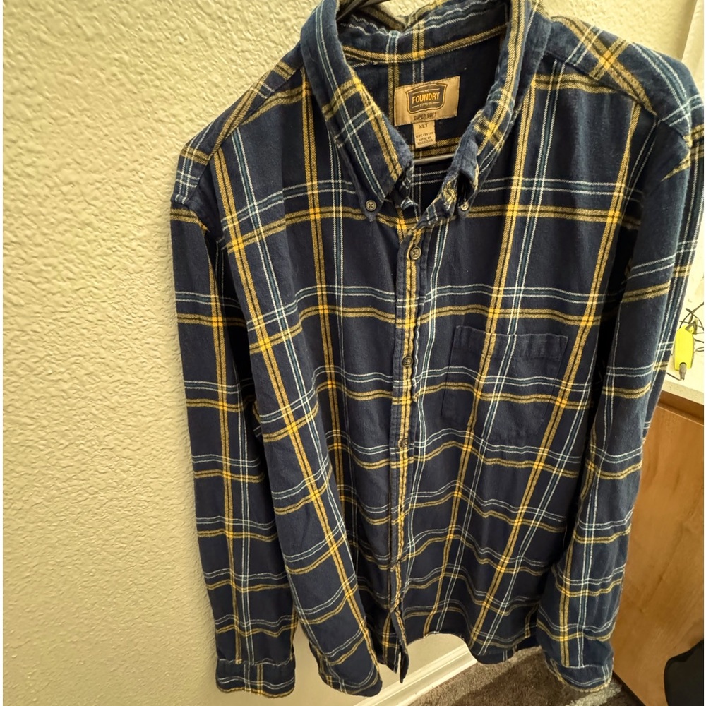 Men’s flannel worn a handful of times at best. Perfect condition